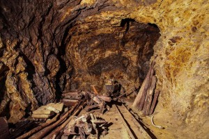 Золотий бронепоїзд десь в підземному тунелі