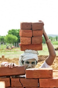 Жінка будівельник в Індії - Фото 2