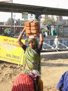 Жінка будівельник в Індії 4