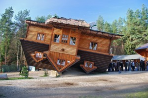 Перевернутий будинок в Польщі
